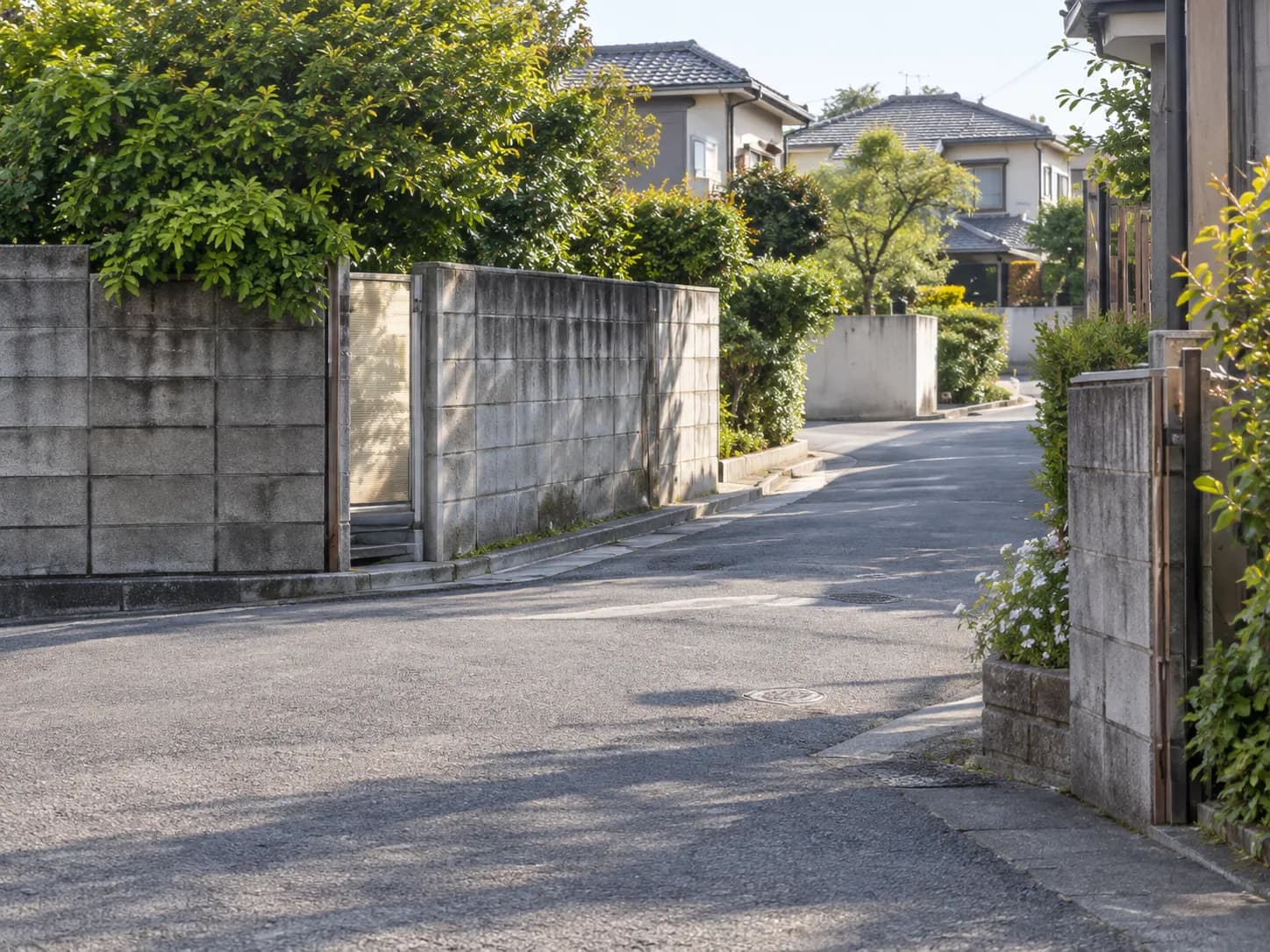 曲がり角と住宅の入口がある静かな進入路の編集イメージ
